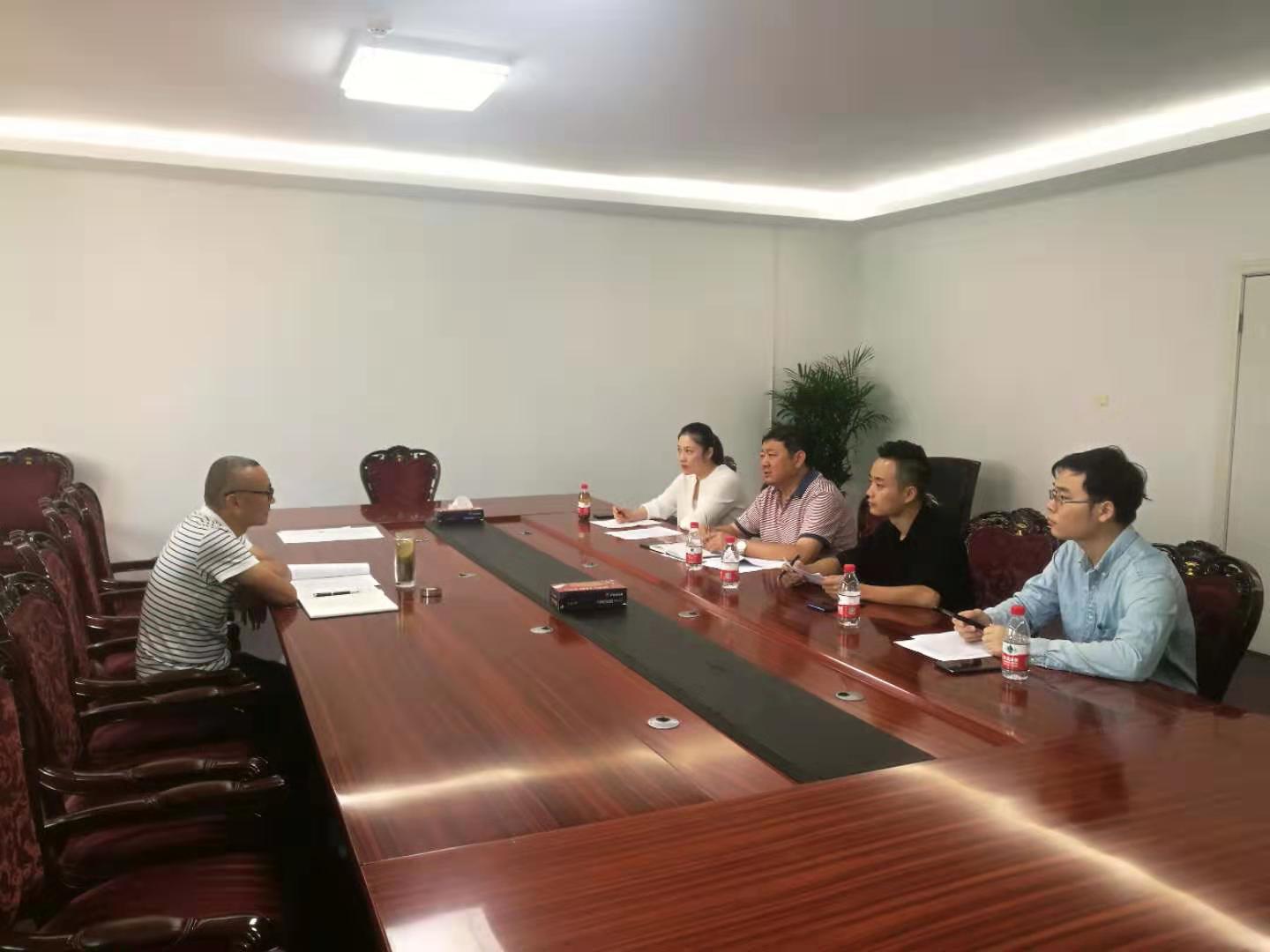為盡快落實公租房運營管理購買服務，今天上午市安居公司總經(jīng)理陶永午與中標單位建設銀行建信公司就合同簽訂、人員配備和介入管理事宜進行商談。.jpg