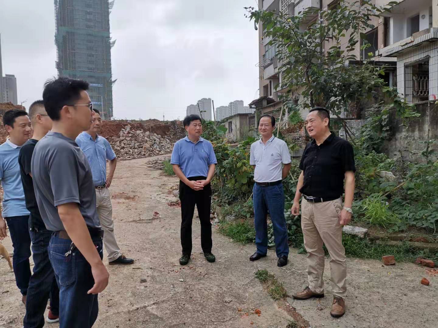 為加快方家沖、造紙廠和桂花園新安置區(qū)建設(shè)，2019年9月5日下，市城建集團(tuán)總經(jīng)理衛(wèi)民陪同市政府副秘書(shū)長(zhǎng)劉陳寅深入項(xiàng)目建設(shè)現(xiàn)場(chǎng)，調(diào)度推進(jìn)安置區(qū)征遷工作.jpg