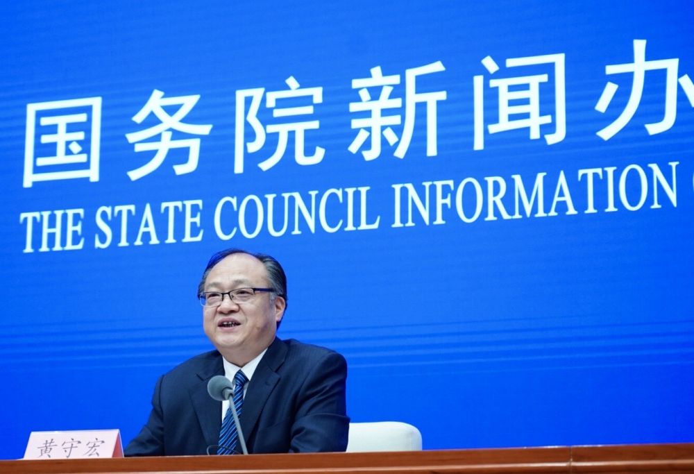 5月22日，國務院新聞辦邀請政府工作報告起草組負責人、國務院研究室主任黃守宏解讀政府工作報告有關情況。新華社記者　陳建力　攝