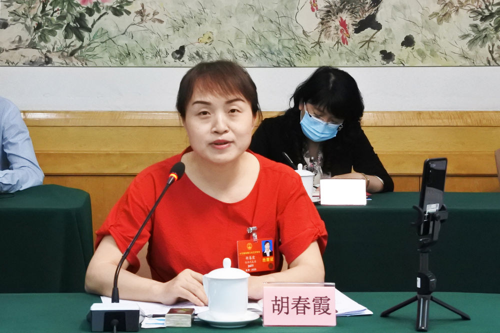 5月23日，全國人大代表胡春霞在參加分組審議政府工作報告時發(fā)言。新華社記者　吳雨　攝