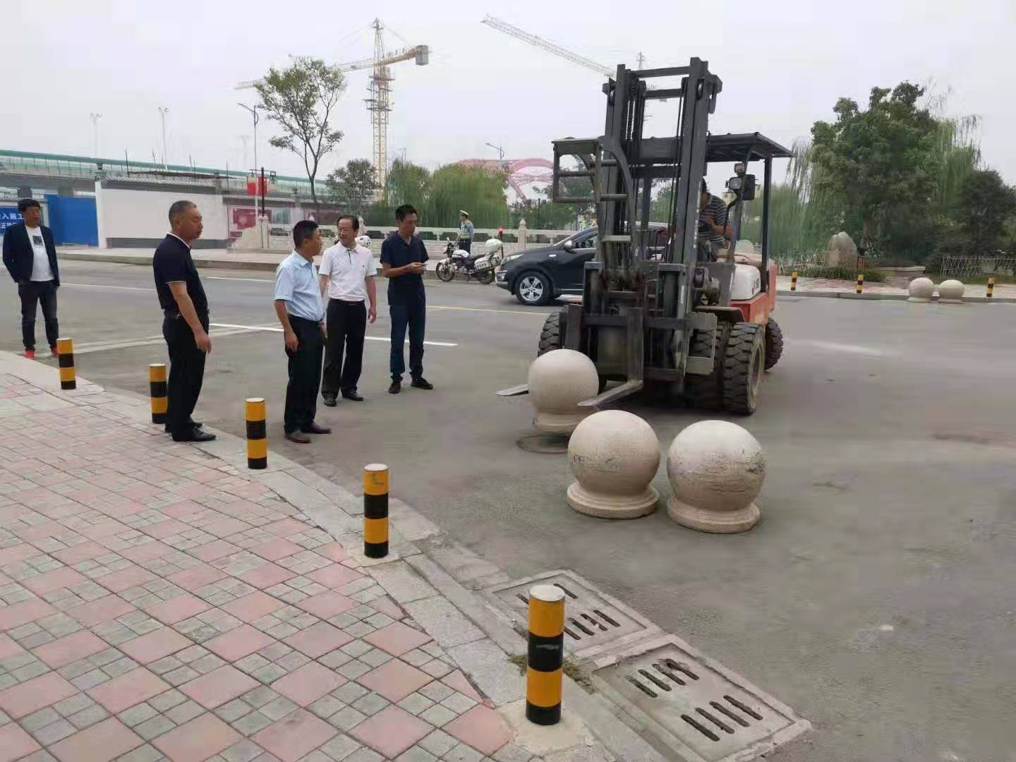 為向新中國成立七十周年獻禮，市城建集團攻堅克難，實現(xiàn)了北門棚改區(qū)域民生路10月1日零時順利通車。國慶假期，市城建集團堅持做好一線工作，在與交警部門共同做好民生路通車保障工作外，抓細(xì)節(jié)，抓落實，確保其他各項工作有序推進。.jpg